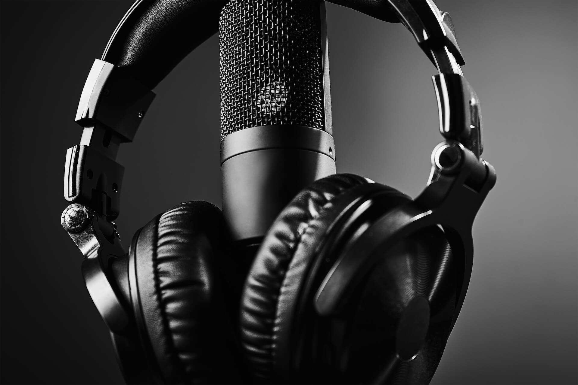studio-microphone-and-headphones-on-the-black-back-2021-12-09-02-42-51-utc.jpg